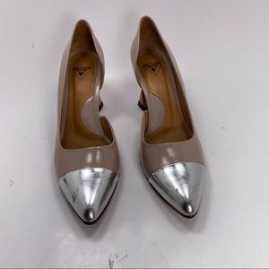 JOHN FLUEVOG RIG PRESENCE STEINEM
METALLIC TOECAP D'ORSAY PUMP SZ 8.5 Heel 2.5”